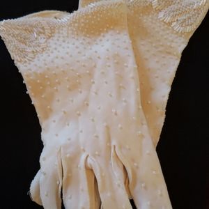 White vintage beaded gloves